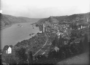 Oberwesel. Gesamtansicht mit Rhein : Oberwesel im Mittelrheintal. Stadtansicht von Nordwesten mit Ochsenturm, Liebfrauenkirche, Burgberg mit Schönburg und St. Martin. Blick rheinaufwärts