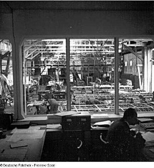 Rostock-Warnemünde. Ernst Heinkel Flugzeugwerke Warnemünde. Blick vom Büro in die Werkhalle