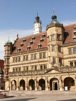 Das 1578 fertiggestellt Renaissance-Rathaus, dahinter der Turm aus gotischer Zeit