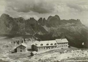 Italien. Dolomiten. Schlernhaus (2457 m) 1885), gegen den Rosengarten gesehen
