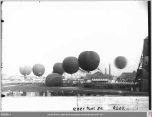 Aufsteigende Freiballons bei der Internationalen Luftschiffahrt-Ausstellung (ILA)
