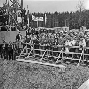 Friedrich-Ebert-Stiftung: Am Kratt: Heimvolkshochschule: Grundsteinlegung durch Bundeskanzler Willy Brandt: Gäste, Handwerker und Presse an der Baugrube, 20. April 1971