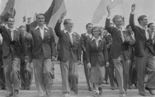 Eröffnung der III. Weltfestspiele der Jugend und Studenten im Walter Ulbricht-Stadion in Berlin : Blick auf den Demonstrationszug mit Erich Honecker (3.v.l.)