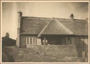 Sethe-Hof, Hiddensee-Kloster: Aussenansicht des reetgeddeckten Gebäudes mit überdachter Terrasse