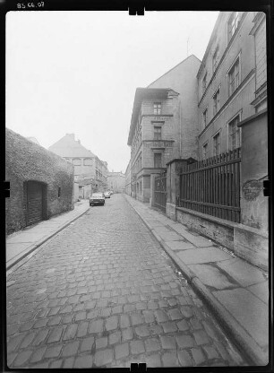 Görlitz-Altstadt. Bäckerstraße mit Wohnhaus (Bäckerinnungshaus, 1838-1839), Nr. 6. Blick nach Südwest zum Fischmarkt