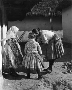 Reisefotos. Ungarn. Dorfszene mit zwei Mädchen und Frau an einer Waschschüssel (wahrscheinlich in Csömör)