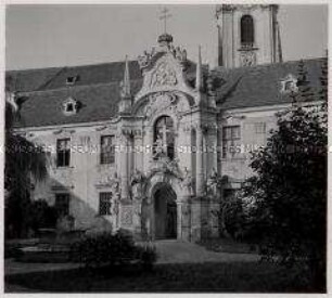 Dürnstein, Stiftskirchhof, Portal