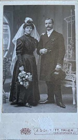 Brautpaar im Atelier, die Braut im schwarzen Brautkleid