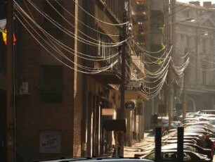 Elektrische Freileitungen in einer Seitenstraße im Stadtzentrum
