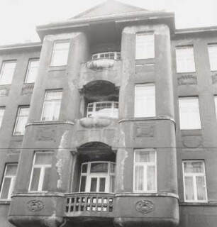 Wohnhaus mit Läden