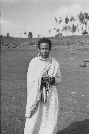 Frau in Fiche : Portrait einer jungen Amhara-Frau in einer Landschaft