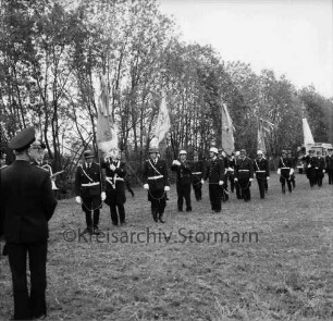 Meddewade: Freiwillige Feuerwehr Meddewade: Festplatz: Fahnenweihe: Fahnenträger benachbarter Wehren: hinten rechts verhüllte Meddewader Fahne: vorn links Wehrführer: 01.06.1974