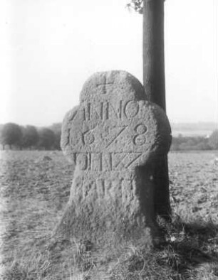 Steinkreuz : Seifersdorf bei Radeberg, Steinkreuz mit abgerundeten Armen und Inschrift, datiert 1678, am Steinberg oberhalb des Gutsparkes