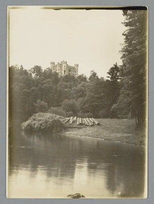 Vorm Schloß Hohenschwangau mit Alpsee