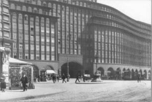 Hamburg-Altstadt, Fischertwiete 2. Chilehaus (1922-1924; F. Höger). Eingangsseite