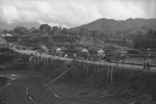 Sumatra-Minagkabau-Wagenkolonne : Dorflandschaft mit einer Wagenkolonne auf einer Landstraße