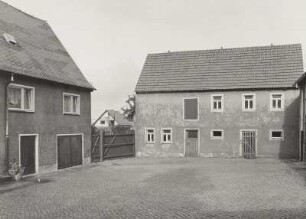 Mobschatz-Rennersdorf, Brabschützer Straße 1. Bauernhof (1. H. 19. Jh.), Wohnstallhaus