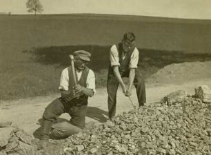 Steinklopfer : Steinklopfer beim Straßenbau zwischen Dittersdorf und Glashütte