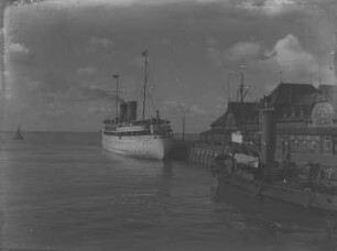Bremerhaven, Dampfer Roland vor Helgolandfahrt