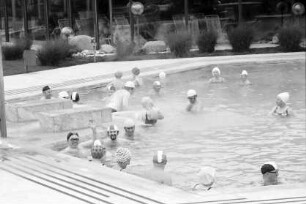 Zurzach, Schweiz: Badegäste im Bassin