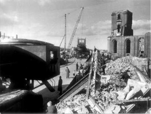 Hamburg. Wiederaufbau in der Königstraße in Altona. Ein Kran wird montiert. Im Vordergrund Trümmer. Aufgenommen 1947