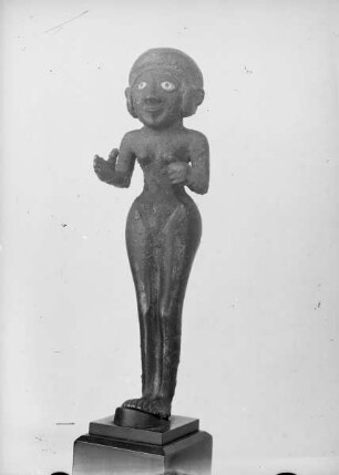 Frauenfigur mit eingelegten Augen