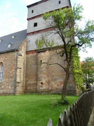 Freienhagen-(Evangelische Kirche) - Kirchturm von Norden mit Treppenturm (Erd- zum Mittelgeschoß) und verschieferten Obergeschossen (Jahr 1712)