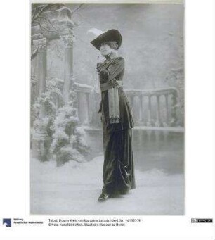 Frau in Kleid von Margaine Lacroix