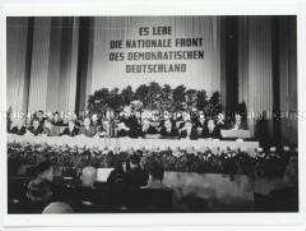Wilhelm Pieck verliest das Manifest der Nationalen Front zur Gründung der DDR