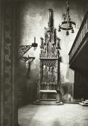 Eichstätt, Dom : Pappenheimer Altar mit Kreuzigungsrelief und Stifterdarstellungen im Sockel (Veit? Wirsberger), Sandstein, Höhe 9,5 m. Eichstätt, Dom, Turmwand des Nord-Querschiffs