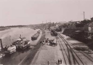 Riesa. Blick von der Brücke über Elbe und Elbkai nach Südosten. An der Anlegestelle Personen-Seitenraddampfer "Bohemia" (1841, Werft Karolinenthal, Prag)