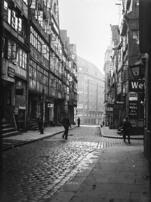 Gasse in Hamburg : Ein Gasse mit Geschäften in den Häusern in Hamburg.