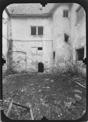 Triptis-Oberpöllnitz. Ehem. Landschloß der Freiherren von Pöllnitz (wohl 1414, Umbau E. 16.Jh. / A. 17.Jh, Renovierung 1848). Hofansicht