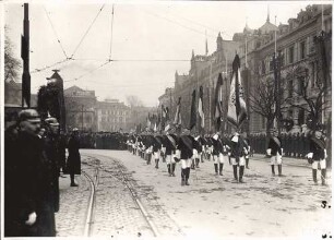 Die Beisetzung des Reichspräsidenten Ebert in Heidelberg am 5. März 1925 (Vorbeimarsch der Studentenverbindungen)
