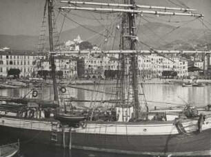 Sanremo. Italienische Riviera. Segelschiff im Hafen.
