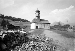 Gunzesried: Kirchlein, Vordergrund gespaltenes Holz