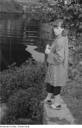 Renate Rössing an einem Teich