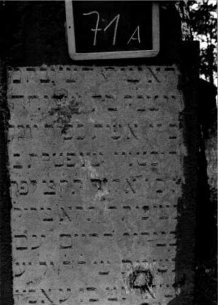 Grabstein 71 (Index: 100111148) Material: Sandstein Zustand: leicht verwittert mit Textverlust Maße HxBxT: 142x60x11 cm Beschreibung: Stele, eingezogener Rundbogenabschluß, Schriftfeld eingetieft: Grabstein 71A