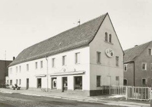 Wohnhaus mit Ladeneinbauten