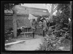 Leutnant von Schaumberg und Bursche mit Pferd von Hauptmann Knorr