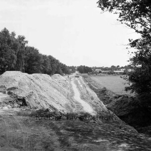 Straßenbau: Bundesstraße B 435: Alte Landstraße zwischen Rahlstedt und Siek: Verbreiterung und Bau von Anschlussrampen für die Autobahn A 1: hinten Bagger zwischen Sandbergen: rechts und links Bäume