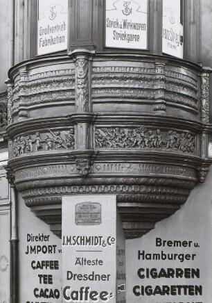Dresden, Frauenstraße, Ecke Neumarkt, Erker mit Relief tanzender Putten sowie Produktwerbung