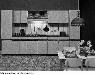 Anbauküche : Leipzig. Leipziger Herbstmesse, 1983. Anbauküche. Holz, folienbeschichtet mit Wolkendekor (1983; VEB Möbelwerk Weißensee)