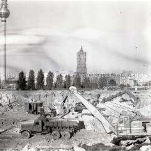 Sowjetische Soldaten beseitigen Fundamente des Berliner Stadtschlosses für den Bau des Palastes der Republik
