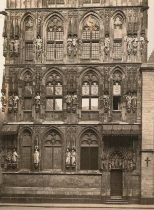 Köln, Rathaus : Östlicher Teil des Rathauses mit reichem Relief- und Statuenschmuck