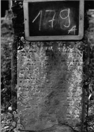 Grabstein 179 (Index: 100090506) Material: Sandstein, weiße Marmorplatte Zustand: beschädigt/verwittert m. groß. Textverlust Maße HxBxT: 82x30x9 cm Beschreibung: St. , profiliert. Sockel, giebelart. Abschluß m. klein. Verdach. , rechteck. Schriftplatte Symbolik: Diamantfries: Grabstein 179A