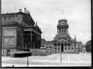 Berlin, Gendarmenmarkt: Schauspielhaus und Französischer Dom