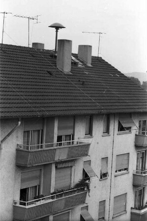 Installierung von Alarmsirenen auf Hausdächern im engeren Stadtgebiet als Luftschutzmaßnahme.