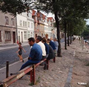 Lübeck : Lübeck. Anwohner treffen sich in den Abendstunden An der Obertrave in der Altstadt