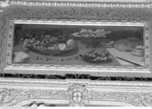 Bildfelder mit Stilleben oberhalb der Spiegel, Nordwand(?): Stilleben mit Obst und Gebäck